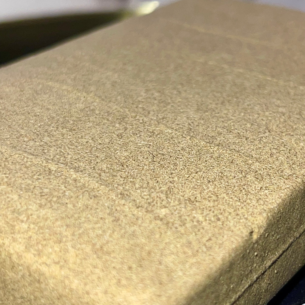 GELATO MINT, résine CBD — gros plan sur le grain de la résine