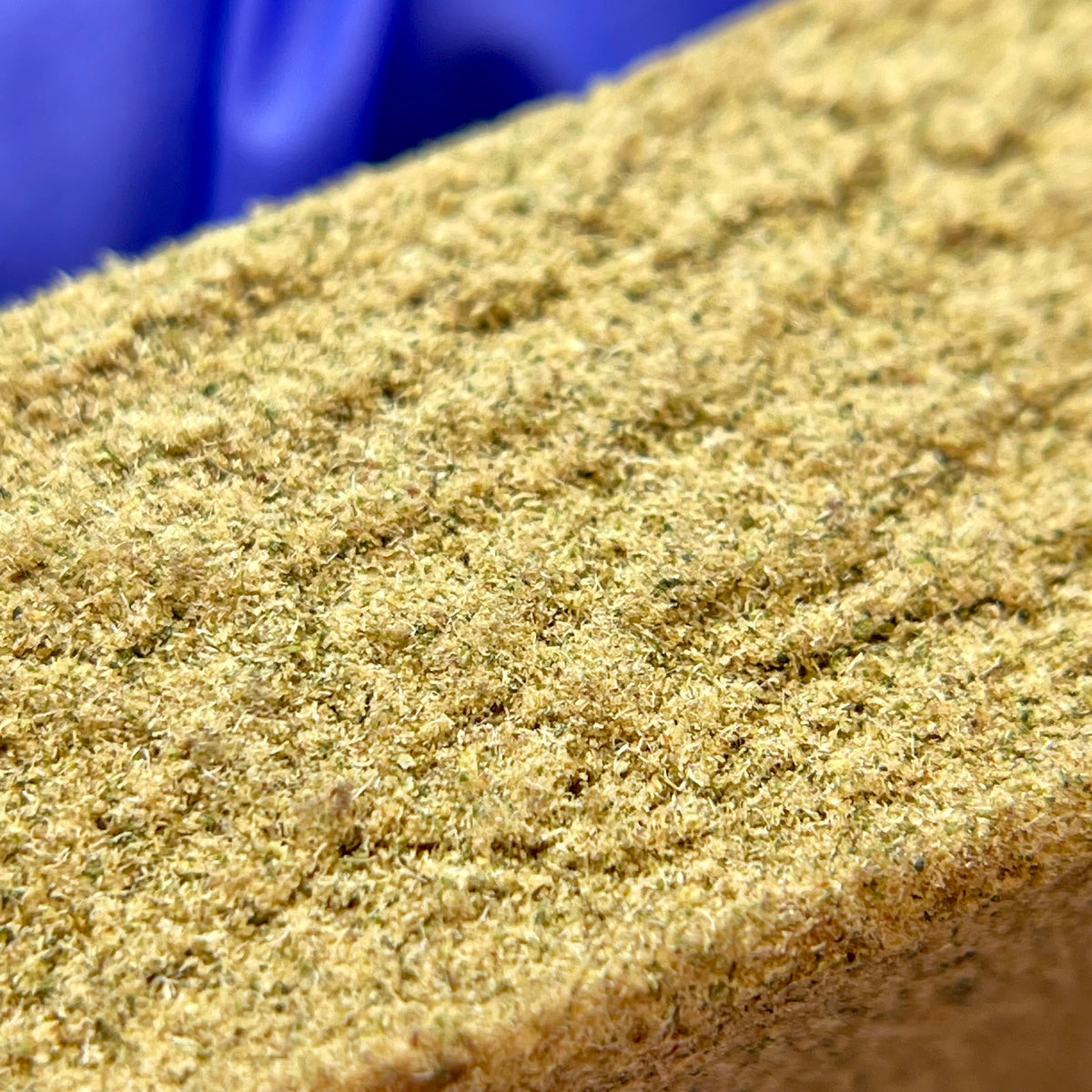 FORBIDDEN YUZU, résine CBD — gros plan sur le grain de la résine