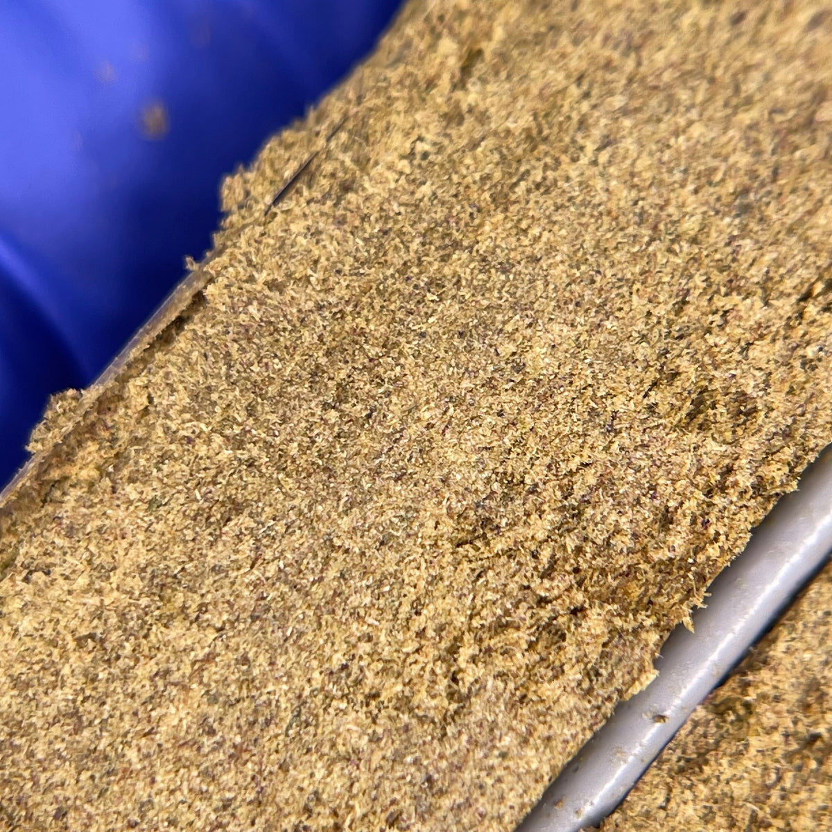 PURPLE MAGIC STATIC CBD 35%, résine CBD — détail de la surface et de la texture