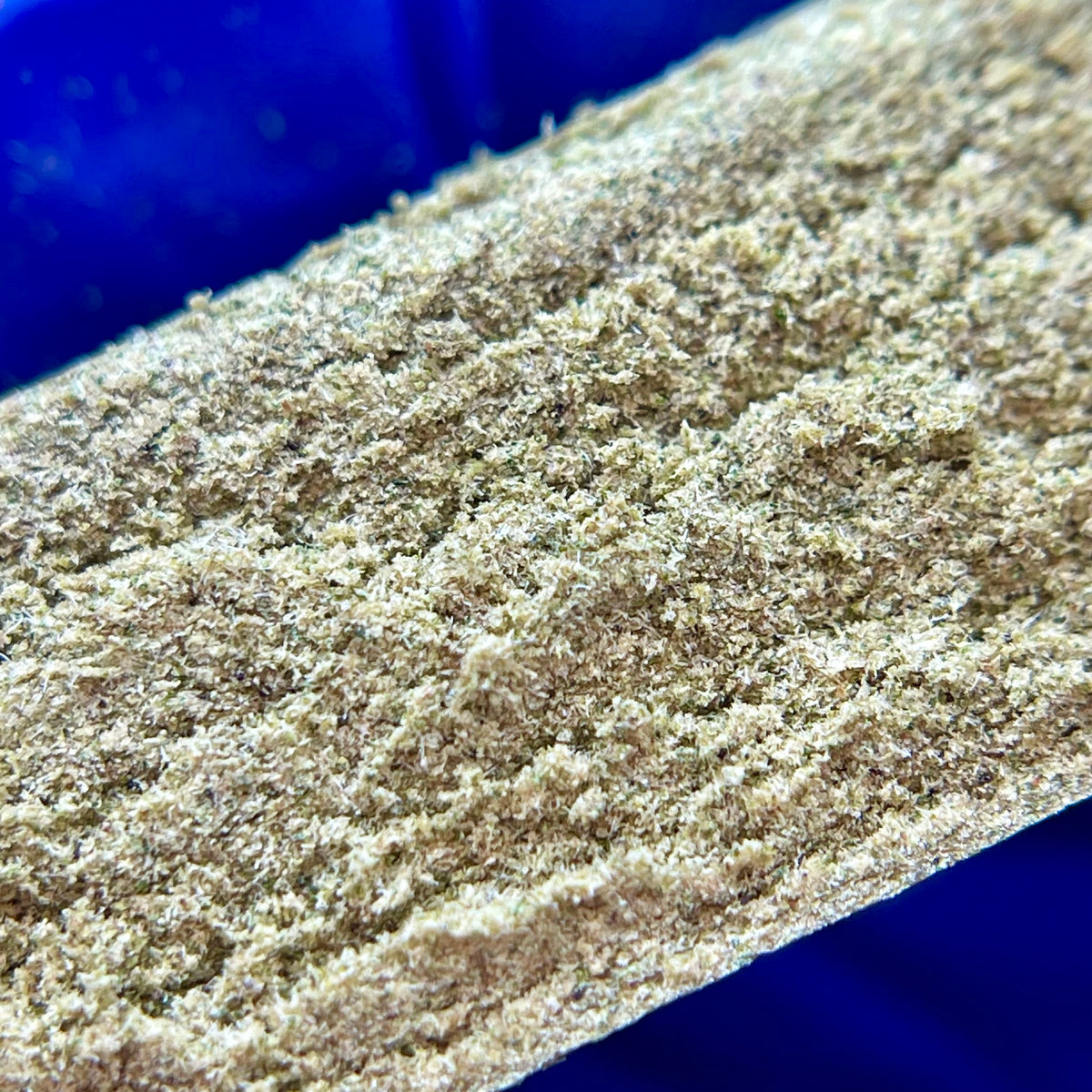 PAPAYA DRIP, résine CBD — gros plan sur le grain de la résine