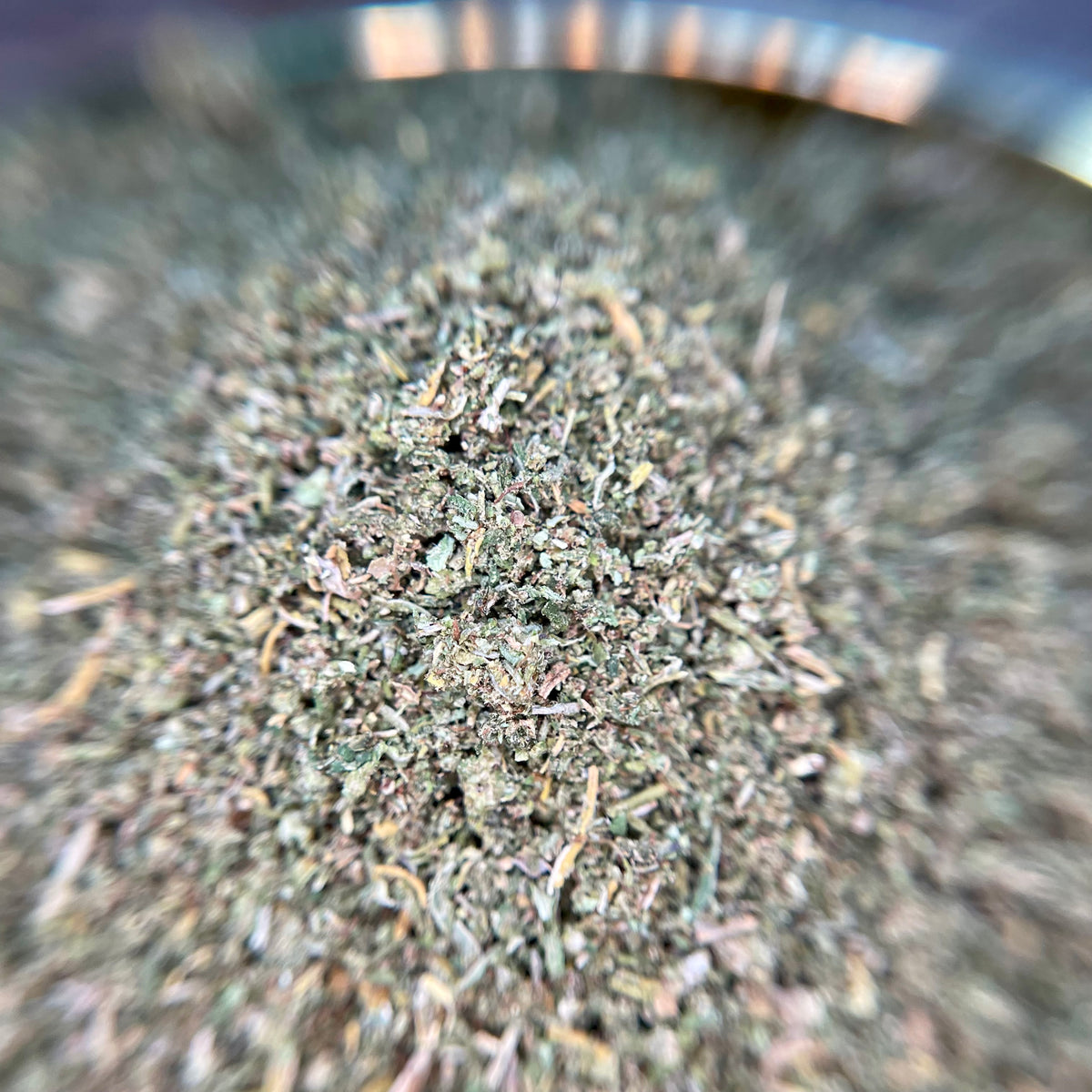 Substitut de tabac au chanvre, format 30 g — gros plan sur le mélange de chanvre