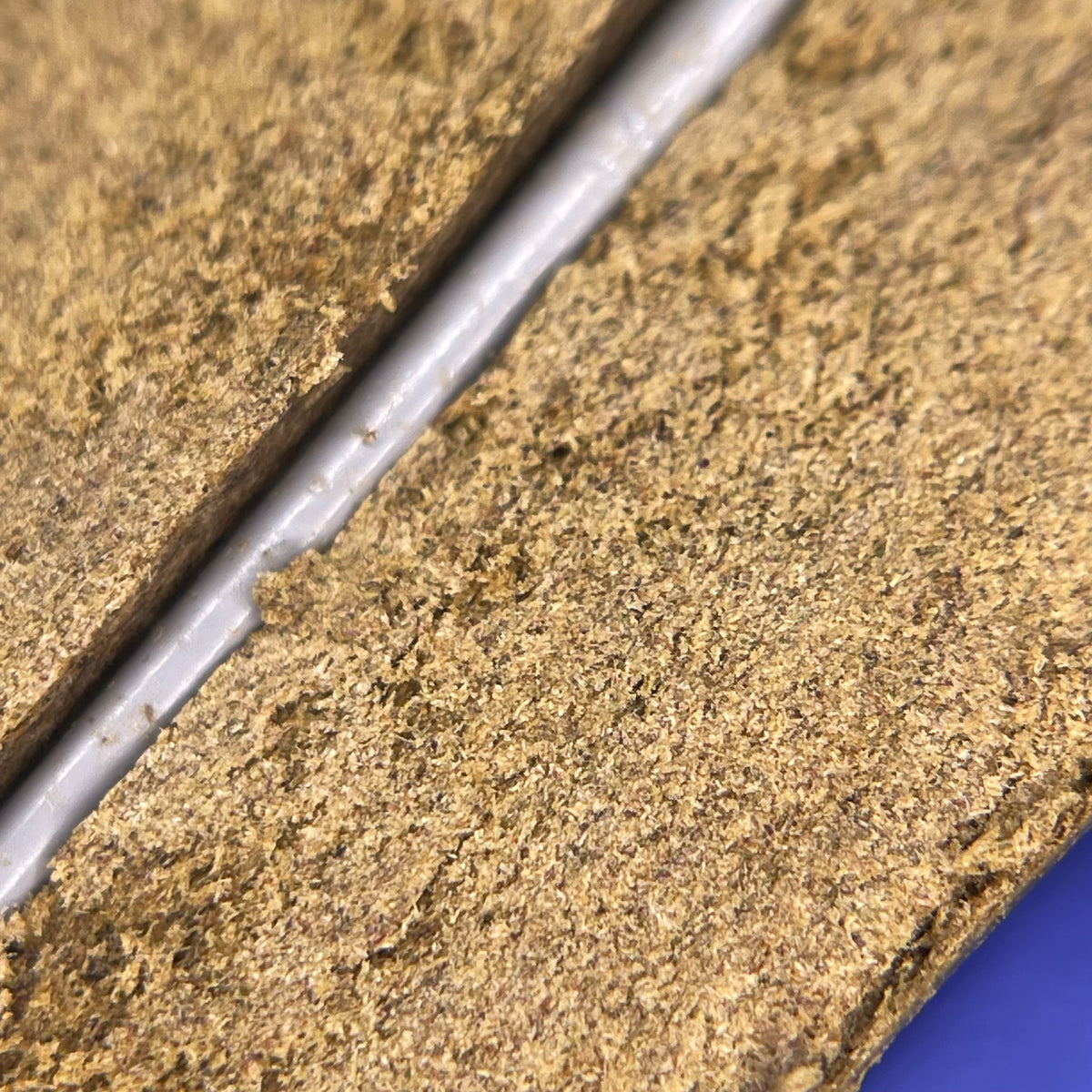 PURPLE MAGIC STATIC CBD 35%, résine CBD — gros plan sur le grain de la résine