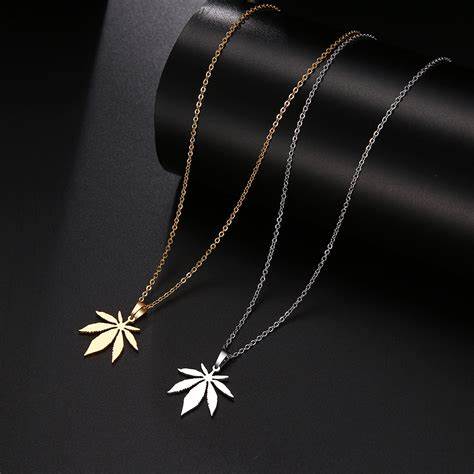 Collier pendentif feuille de chanvre — présentation des trois coloris de pendentifs