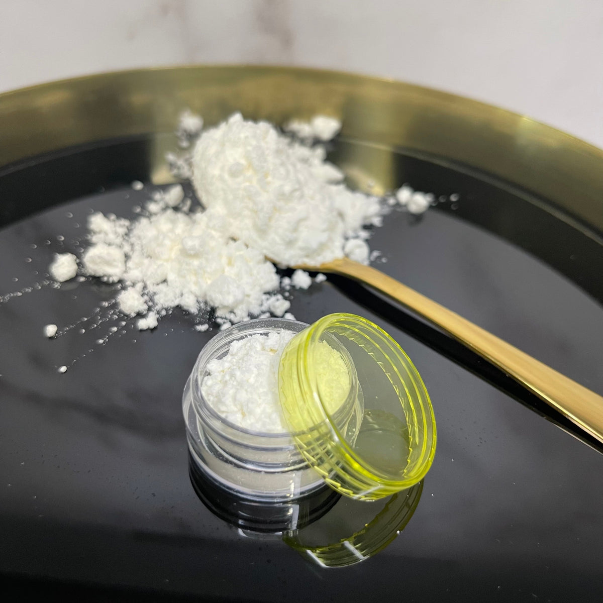 Isolat de CBD — pot ouvert et cristaux d’isolat
