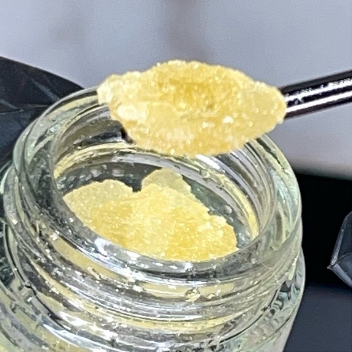 GOJI OG × SOUR DIESEL, crumble CBD HempBrothers — gros plan sur le crumble dans son pot