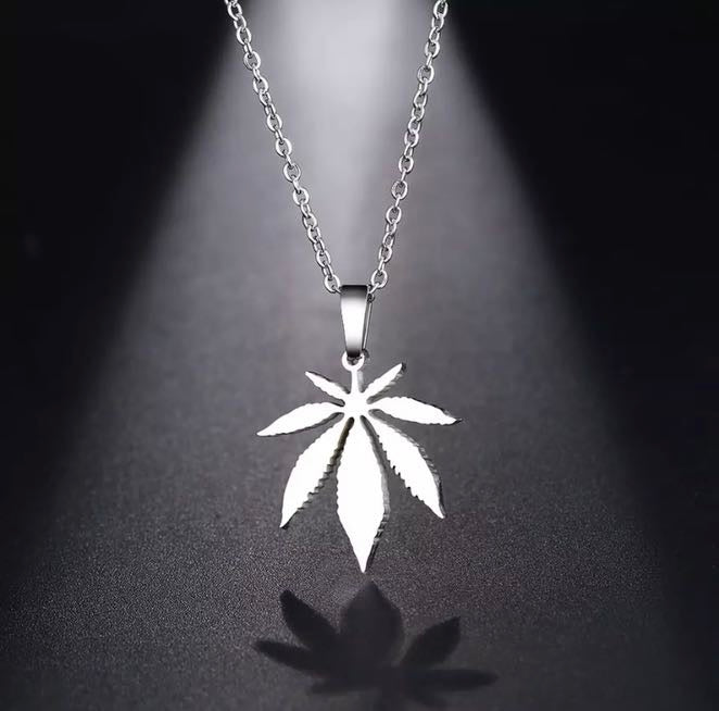 Collier pendentif feuille de chanvre — pendentif argenté porté sur un collier
