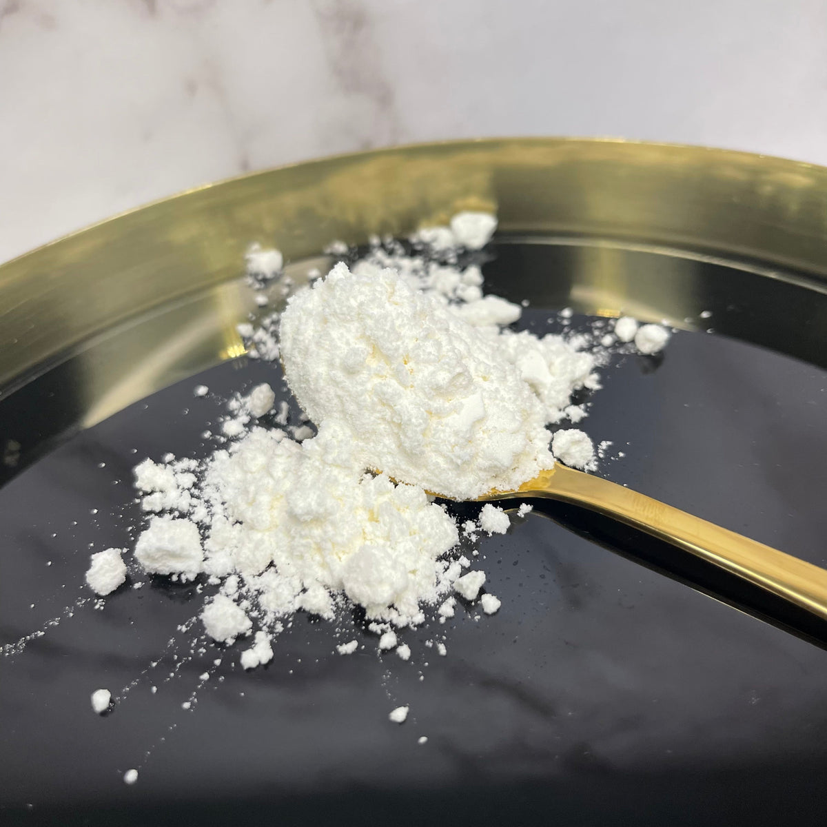 Isolat de CBD — cristaux blancs présentés avec une spatule