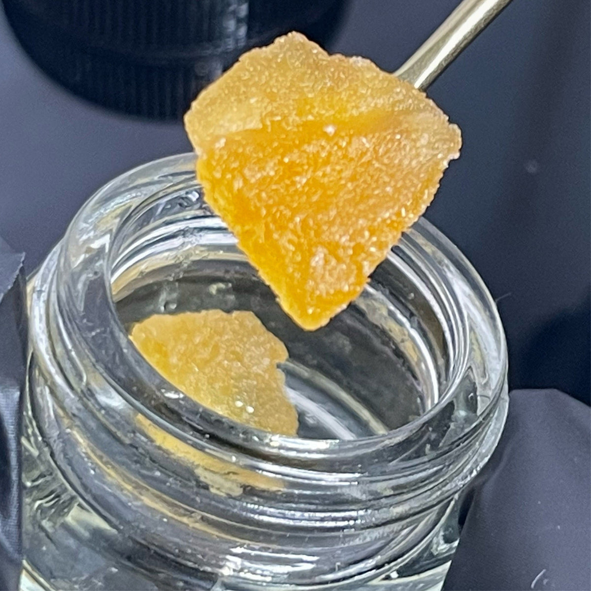 STRAWBERRY COUGH × OG KUSH, crumble CBD HempBrothers — détail de la texture du crumble