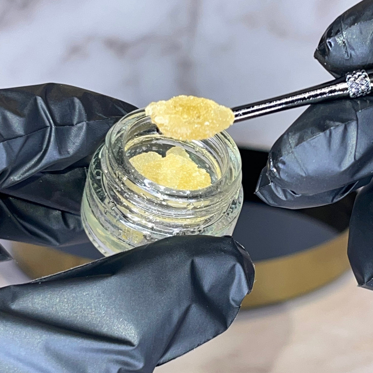 GOJI OG × SOUR DIESEL, crumble CBD HempBrothers — pot de crumble et spatule de présentation